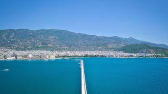 Vista da cidade de Vólos a partir do mar azul, na chegada de navio.