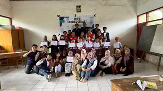 Foto bersama peserta lomba dengan para panitia acara