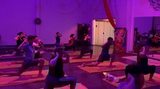 Práticas de Hatha yoga com espaço amplo