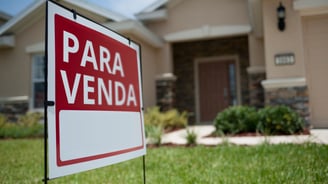 Imóvel com placa para venda
