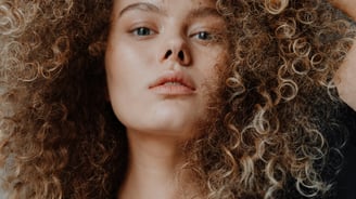 Como diminuir o frizz no cabelo cacheado