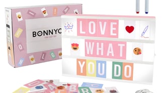 Light Box Rose avec 400 Lettres et Emojis, 2 Marqueurs - BONNYCO | Ç Inclus | Boite Lumineuse Messag
