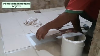 Pemasangan keramik kamar mandi dengan ROJE DS.