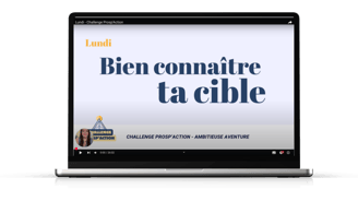 Un ordinateur avec, sur son écran, un extrait d'une leçon sur l'étude de la cible en prospection