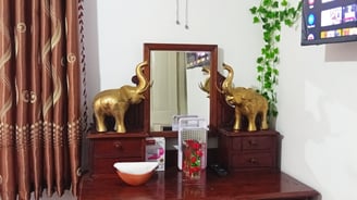 Dressing table at Nobel Bungalow with bronze elephants and hair dryer – Nuwara Eliya bedroom feature