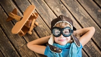 Un enfant qui se sert de son imaginaire pour trouver son épanouissement : la base de l'hypnose dynamique.