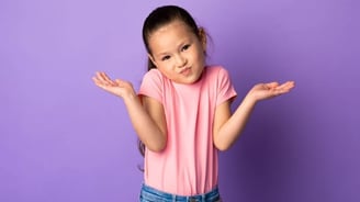 Une petite fille lève les bras dans une attitude de déculpabilisation face à son énurésie.