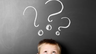 Enfant se posant des questions à propos de l'hypnose énurésie à Lyon