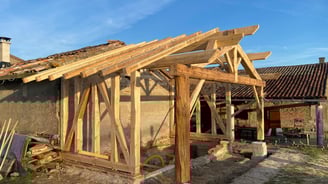 extension avec mur à colombage et charpente traditionnelle