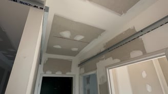 Plafond avec bandes apparentes