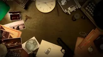 escape game d'Aix en Provence avec pleins d'indices sur la table