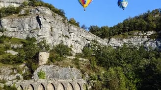 mongolfière près d'un site montagneux près d'Aix-en-Provence