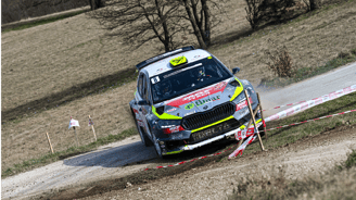 Auto da rally in azione su sterrato, esempio di progetto motorsport seguito da Noline.