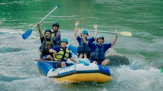 Peserta rafting Sungai Elo menikmati petualangan dengan pemandangan alam Magelang