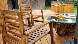 Petit déjeuner gourmand servi en cabane avec produits locaux
