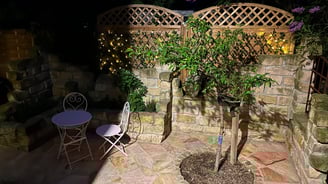Sitzecke Ruine aus Sandstein Blöcken.Ergänzt wurde mit Polygonalplatten pink Brasil