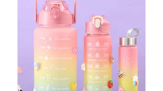 Kit de garrafas de água coloridas, reutilizáveis e ideais para hidratação diária.