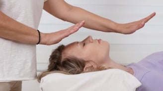 Femme recevant un massage énergétique