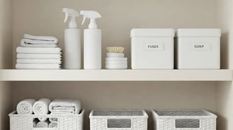 Estantería minimalista con tres  organizadores modernos , un par de productos de limpieza 