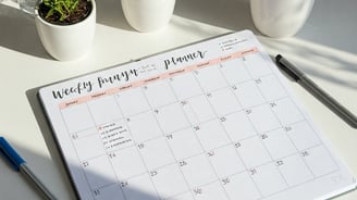 Planificador semanal y checklist impresos sobre una mesa ordenada.