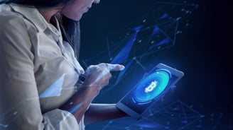 Mulher visualiza investimento no tablet