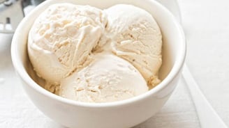 un bol avec trois boules de glace vanille dedans
