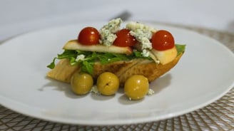 une tartine, des tomates, des olives