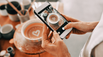 Persona che scatta foto con smartphone