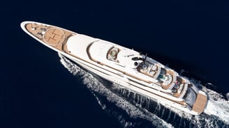 Yate exclusivo de Seawise Yachts frente a la costa mediterránea
