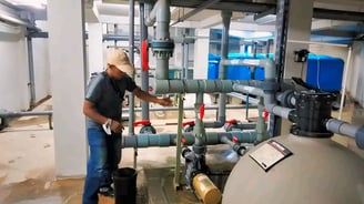 proses instalasi kolam renang oleh teknisi dayanaool