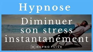Sur une plage homme allongé sur un relax pour diminuer son stress instantanément grâce à l'Hypnose