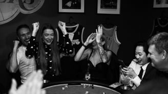 Žaidėjai prie pokerio stalo – privatus kazino vakaras Vilniuje
