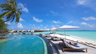 four-seaons-kuda-huraa-main-pool