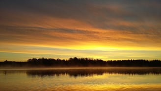 ein wunderschöner Sonnenuntergang in Schweden. Es gibt Wolken, die in Flammen zu stehen scheinen