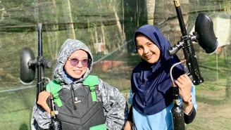 Peserta paintball Jogja sedang bersiap di arena outdoor Ledok Sambi