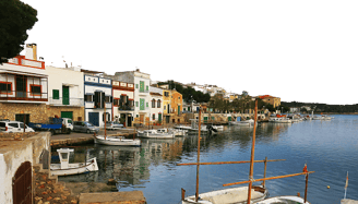 barracas de portocolom, a boat is docked in a harbor with many boats