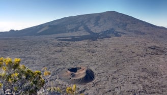 Excursion en VTC au Volcan, vue sur le Piton de la Fournaise depuis le Pas de Bellecombe.