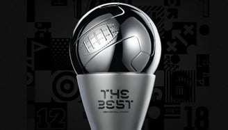 Taça com bola de futebol prata brilhante, base na forma de cone prata fosca, escrito: The Best FIFA Football Awards..