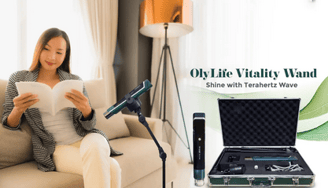 Wanita menggunakan OlyLife Vitality Wand di rumah untuk mengurangi sakit pinggang & nyeri lutut