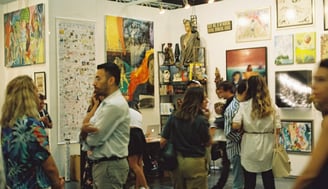 Exposição de arte contemporânea em uma galeria com curadoria especializada.