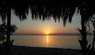 un'alba sul Mar Rosso con vista del sole che sorge