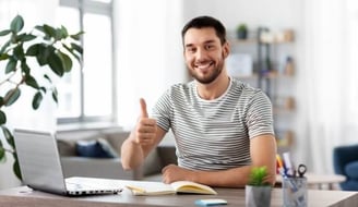 Homme qui retrouve confiance et motivation en accompagnement en bilan de compétences