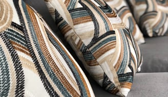 Coussins multicolores broderie sur-mesure marron bleu marine et beige