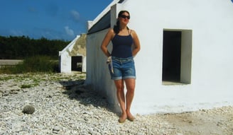 foto da autora visitando a casa dos escravos em bonaire