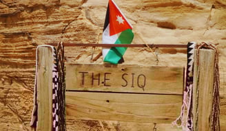 Foto da entrada no Siq, em Petra.