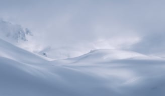 Deux randonneurs sous le col d'Arsine (Ecrins) le lendemain d'une chute de neige