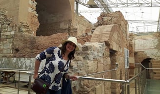 Foto da autora durante a excursão em Éfeso, explorando as ruínas históricas.