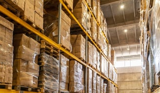 Estoque de uma fábrica com várias caixas empilhadas