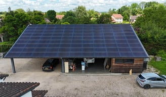 Panneaux photovoltaïques sur un toit de garage