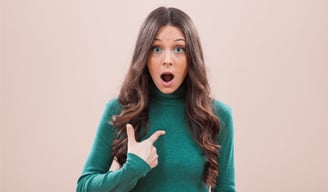 Femme se montrant du doigt : l'EMDR est-ce fait pour moi ? questions-réponses